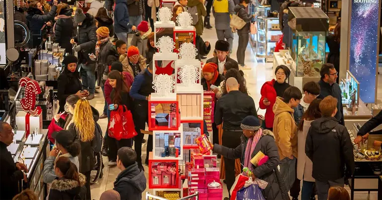 ব্ল্যাক ফ্রাইডেতে ক্রেতাদের ভিড়